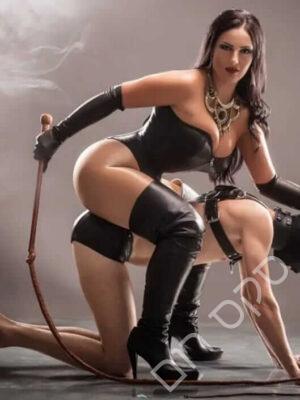 מלכת סאדו BDSM-בראשון לציון מסאזיסטית מקצוענית