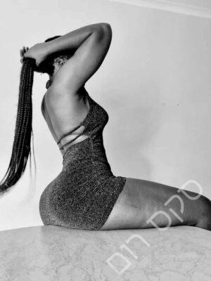 שרה -תל אביב – אפריקאית מבנה גוף סקסי